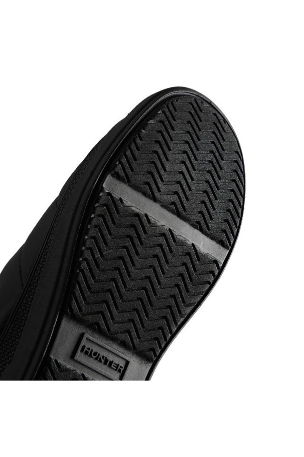 [WOMEN] 인앤아웃 푸퍼 니트 커프 부츠 - 블랙 WFS2265RENBLK는 여성용 부츠입니다. 블랙 컬러의 라운드 앞코 디자인으로, 가을과 겨울에 착용하기 좋습니다. 니트와 합성가죽 소재를 사용하여 따뜻함과 편안함을 동시에 느낄 수 있으며, 로우힐 굽으로 편안한 착용감을 제공합니다. 니트 소재의 커프스와 푸퍼 디테일이 특징이며, 슬립온 스타일로 간편하게 신고 벗을 수 있습니다. 출근룩, 모임룩 등 다양한 TPO에 캐주얼, 미니멀, 클래식 스타일로 연출하기 좋습니다.
