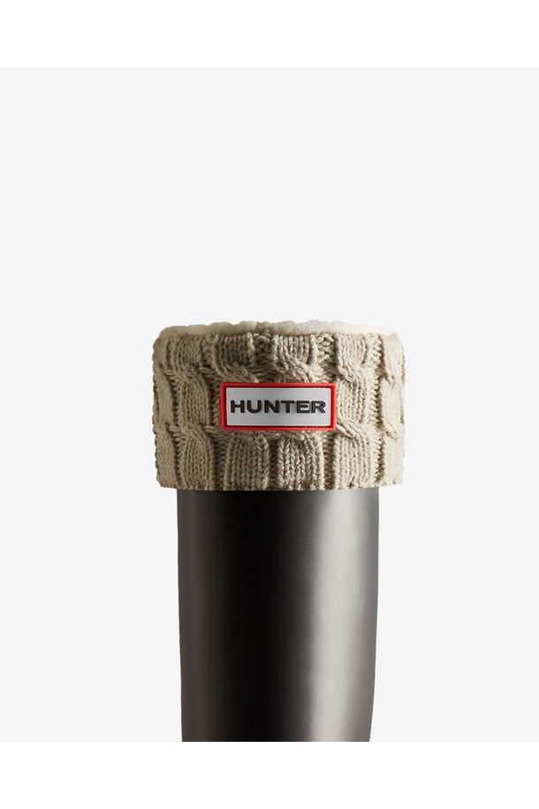 [UNISEX] 오리지날 6스티치 케이블 톨 부츠삭스 - 그레이지 UAS3415RPYGRG는 유니섹스 디자인의 부츠삭스입니다. 부드러운 면 소재로 제작되어 가을, 겨울철 따뜻하게 착용할 수 있으며 클래식, 미니멀, 캐주얼 스타일 모두 소화 가능합니다. 두꺼운 두께감과 케이블 패턴이 특징이며, 출근룩에도 잘 어울립니다. 그레이지 컬러로 어떤 스타일에도 쉽게 매치할 수 있는 실용적인 양말입니다. 종아리까지 오는 톨삭스 디자인으로 보온성을 높였습니다.
