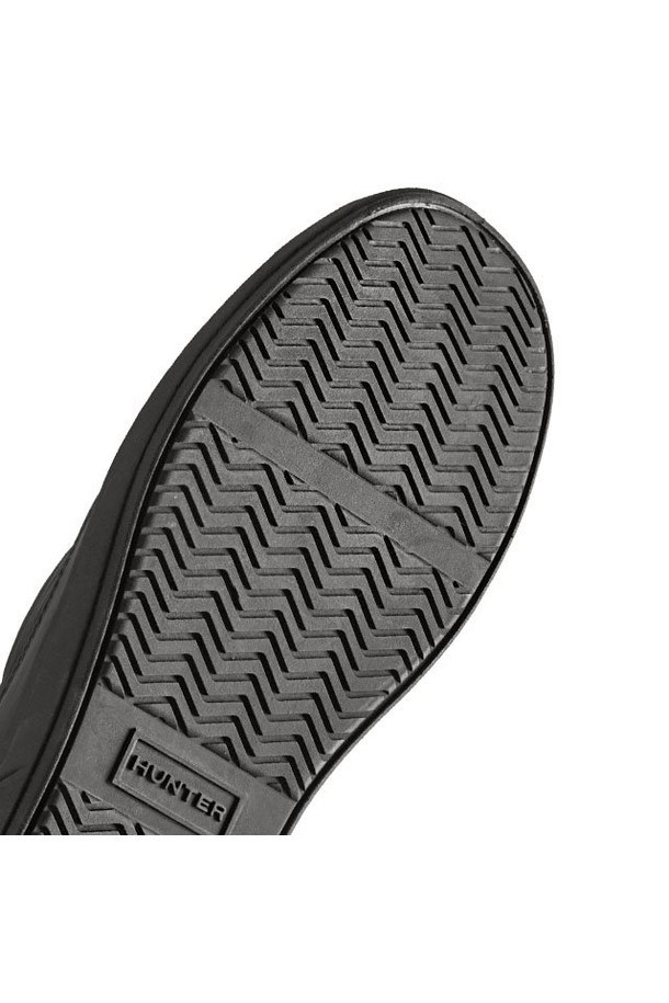 [MEN] 인앤아웃 슬립온 - 블랙 MFF9000WWUBLK은 남성용 슬립온으로, 캐주얼, 미니멀, 클래식 스타일을 선호하는 분들께 적합합니다. 봄, 여름, 가을 계절에 활용하기 좋으며, 출근룩과 산책룩에 모두 잘 어울립니다. 라운드 앞코와 무지 디자인으로 깔끔하며, 편안한 착화감을 제공하는 합성가죽 소재를 사용했습니다. 굽 높이는 낮으며 플랫 타입으로, 데일리 슈즈로 활용하기 좋습니다.
