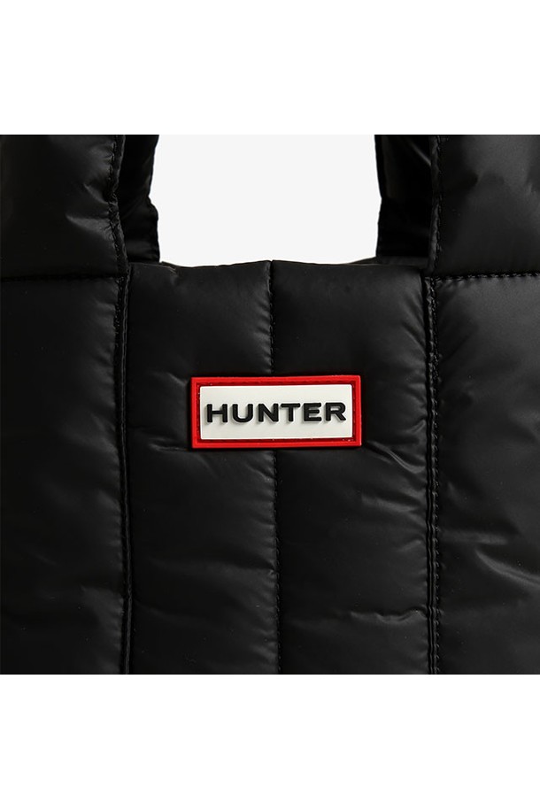 [UNISEX] 인트레피드 푸퍼 미니 토트백은 블랙/레드 로고 디자인의 유니섹스 토트백입니다. 나일론 소재의 미니 사이즈 사각 토트백으로, 퀼팅 디테일과 푸퍼/패딩 디자인이 특징입니다. 오픈형 잠금 방식을 갖춰 편의성을 높였으며, 일상적인 용도로 활용하기 좋습니다. 미니멀, 캐주얼, 클래식 스타일을 선호하는 분들께 추천합니다.
