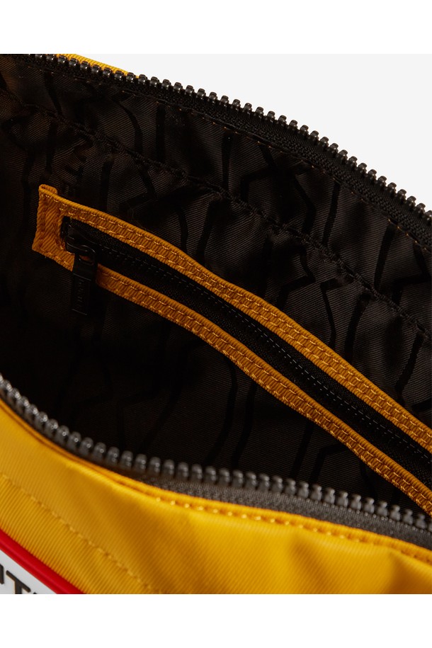 [UNISEX] 나일론 탑클립 미니 토트백 - 옐로우 UBS1203KBMRYL은 미니멀하고 클래식한 스타일을 추구하는 유니섹스를 위한 토트백입니다. 밝고 산뜻한 옐로우 컬러와 블랙 컬러로 출시되었으며, 가볍고 튼튼한 나일론 소재로 제작되었습니다. 사각형 모양에 탑클립 디자인으로 포인트를 주어 세련된 느낌을 더합니다. 숄더 스트랩이 있어 토트백 또는 숄더백으로 활용 가능하며, 클립형 잠금 방식으로 내용물을 안전하게 보관할 수 있습니다. 데이트룩, 여행룩, 모임룩 등 다양한 TPO에 활용하기 좋은 헌터(HUNTER) 브랜드의 미니 토트백입니다.
