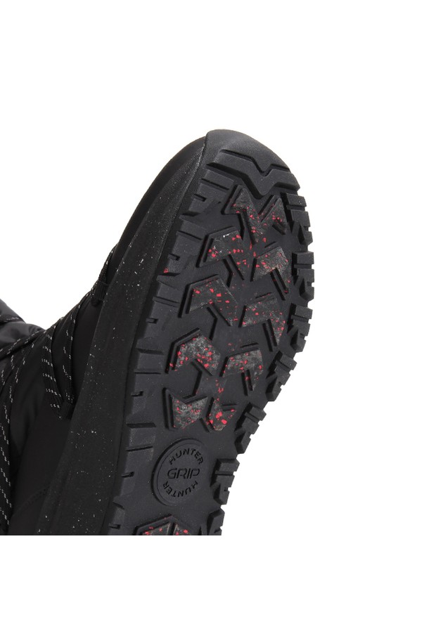 [WOMEN] 헌터 그립 톨 스노우부츠 - 블랙 UFT7101NYLBLK는 겨울철 추위와 눈으로부터 발을 보호해주는 여성용 스노우부츠입니다. 블랙 컬러의 무지 디자인으로 어떤 스타일에도 잘 어울리며, 라운드 앞코와 미드컷 탑라인이 편안한 착용감을 선사합니다. 방수 기능과 기모 안감, 끈 형식이 적용되어 눈이 오는 날에도 쾌적하게 신을 수 있으며, 미끄럼 방지 기능의 플랫 굽으로 안정적인 보행이 가능합니다. 나일론 소재와 캐주얼, 미니멀, 고프코어 스타일을 아우르는 디자인으로 여행, 휴가, 캠핑 등 다양한 TPO에 활용하기 좋습니다.
