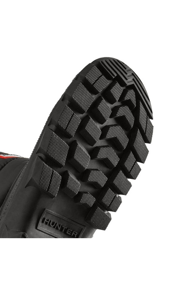 [MEN] 오리지날 인트레피드 숏 스노우부츠 - 블랙 MFS9135WWUBLK는 남성용 스노우부츠입니다. 겨울철 스노우스포츠와 일상생활에서 모두 활용 가능한 이 부츠는 방수 기능과 보온성을 갖춰 추운 날씨에도 따뜻하고 쾌적하게 착용할 수 있습니다. 숏 기장과 라운드 앞코 디자인, 벨크로형 여밈으로 편안한 착용감을 제공하며, 가볍고 푹신한 패딩 안감으로 보온성을 높였습니다. 블랙 컬러의 무지 디자인으로 다양한 스타일의 겨울철 룩에 매치하기 좋으며, 여행룩, 휴가룩, 캠핑룩 등과 같은 TPO는 물론 캐주얼, 고프코어, 미니멀 스타일 연출에도 용이합니다.
