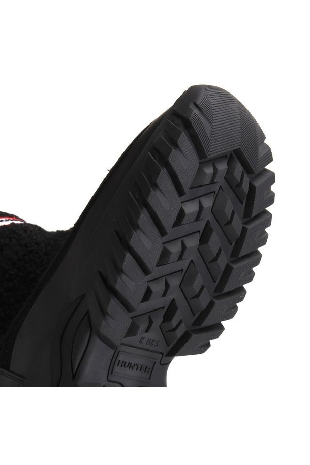 [WOMEN] 원더러 부클 숏 스노우 부츠 - 블랙 WFS2226WADBLK는 여성용 스노우 부츠입니다. 부클 소재와 라운드 앞코 디자인으로, 캐주얼, 미니멀, 클래식 스타일을 연출하기 좋습니다. 겨울철 스노우스포츠 및 일상생활에서 활용하기 좋으며, 방수 및 보온 기능으로 쾌적함을 유지합니다. 숏 탑라인과 슬립온 디자인으로 편안하게 착용 가능하며, 기모 안감과 플랫 굽으로 따뜻하고 활동적인 착용감을 제공합니다. 여행이나 캠핑룩에 매치하여 스타일리시하게 연출해보세요.
