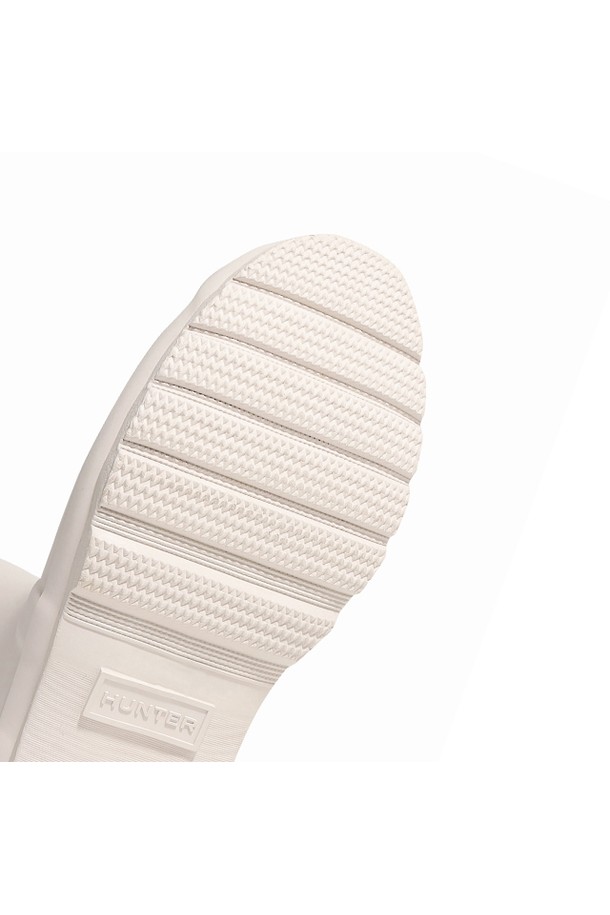 [WOMEN] 오리지날 톨 레인부츠 - 캐스트 WFT1000RMACAS는 여성용 레인부츠입니다. 라운드 앞코에 3cm 로우힐 굽으로 편안함을 더했으며, 방수 기능으로 우천 시에도 쾌적하게 착용할 수 있습니다. 봄, 여름, 가을, 겨울 사계절 모두 활용 가능하며, 캐주얼, 미니멀, 클래식 스타일의 의상에 매치하기 좋습니다. 무지 디자인에 버클 디테일이 돋보이며, 핸드크래프트 및 벌커나이징 공법으로 제작되어 내구성이 뛰어납니다. 조절 가능한 거셋과 3D 패턴 커팅 기술이 적용되어 편안한 착용감을 제공합니다.
