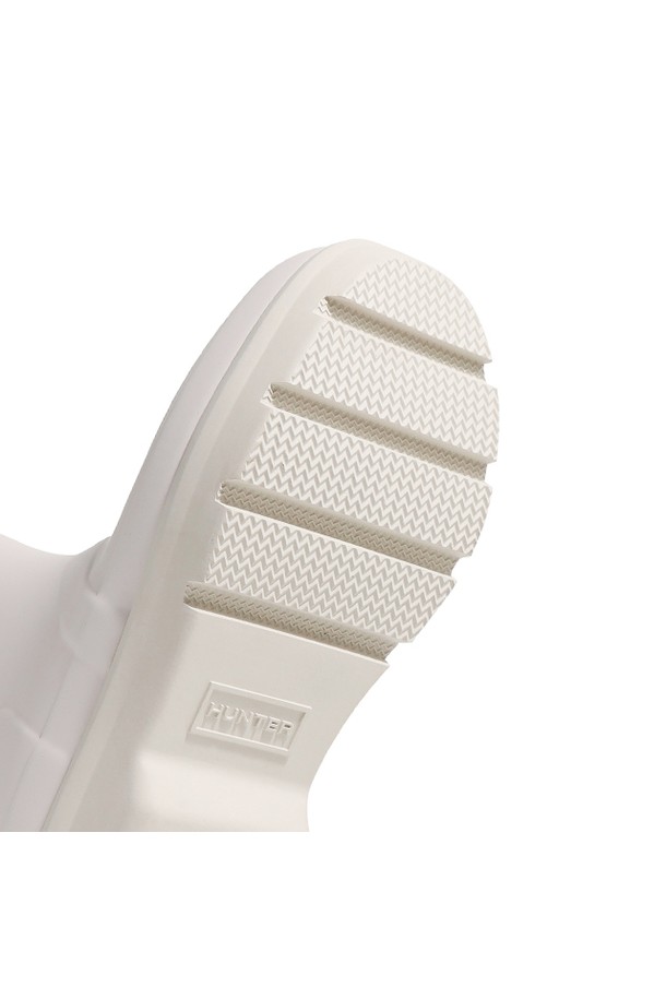 [UNISEX] 오리지날 2.0 톨 레인부츠 - 화이트윌로우 UFT7000RMAWHW는 남녀 공용으로 제작된 레인부츠입니다. 화이트 색상의 무지 디자인으로, 캐주얼, 미니멀, 클래식 스타일을 연출하기 좋습니다. 봄, 여름, 가을 계절에 우천시 또는 일상생활에서 활용하기 적합하며, 여행룩과 휴가룩에 매치하여 스타일리시함을 더할 수 있습니다. 라운드 앞코에 플랫 굽으로 편안함을 제공하며, 고무 소재로 제작되어 방수 및 생활 방수 기능을 갖춘 실용적인 제품입니다. 미드컷 탑라인으로 안정적인 착용감을 선사합니다.
