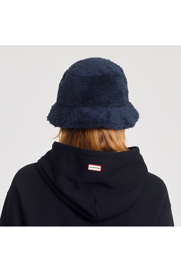 [UNISEX] 리버서블 부클 버킷햇 - 네이비 HBW0004CHZNVY는 아웃도어 활동과 일상에서 모두 활용하기 좋은 유니섹스 버킷햇입니다. 부드러운 촉감의 폴리에스터 소재로 제작되어 편안한 착용감을 선사하며, 봄, 여름, 가을 계절에 적합합니다. 네이비 컬러의 무지 디자인으로 어떤 스타일에도 쉽게 매치할 수 있으며, 캐주얼, 미니멀, 클래식 스타일을 즐기는 분들께 추천합니다. 양면 착용이 가능한 리버서블 디자인으로, 다양한 스타일을 연출할 수 있는 실용적인 아이템입니다. 여행룩과 산책룩에 포인트를 더해보세요.
