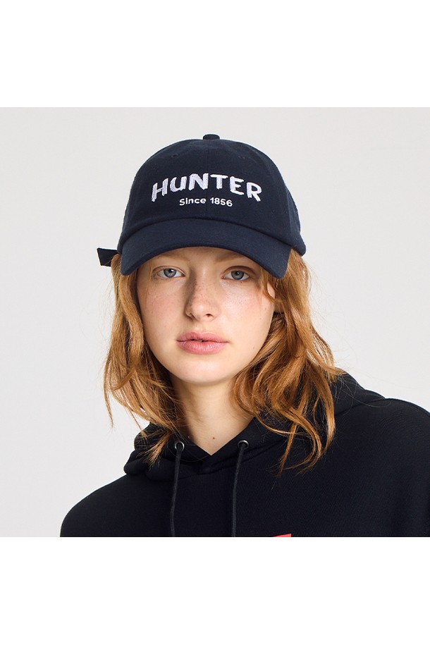 [UNISEX] 울 터치 자수 1856 캡 - 네이비 HBW0002CHZNVY는 부드러운 촉감과 자수 디테일이 돋보이는 유니섹스 캡모자입니다. 네이비 컬러의 이 캡모자는 캐주얼, 미니멀, 클래식 스타일을 아우르며 사계절 내내 착용하기 좋습니다. 폴리에스테르, 레이온, 폴리우레탄 혼방 소재로 제작되어 편안한 착용감을 제공하며, 모자 깊이 11.5cm, 챙 넓이 7.5cm입니다. FREE 사이즈(58-62cm)로 사이즈 조절이 가능하여 누구나 편안하게 착용할 수 있습니다. 일상에서 스타일리시하게 연출하기 좋은 아이템입니다.
