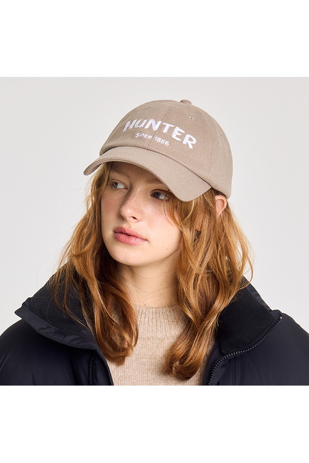 [UNISEX] 울 터치 자수 1856 캡 - 스무스페블 HBW0002CHZSMP는 부드러운 촉감의 울 터치 소재로 제작된 유니섹스 캡모자입니다. 은은한 자수 디자인이 돋보이며, 스무스페블 컬러로 어떤 룩에도 자연스럽게 어울립니다. 챙 넓이는 7.5cm, 모자 깊이는 11.5cm이며, 사이즈 조절이 가능하여(58~62cm) 편안하게 착용할 수 있습니다. 캐주얼, 미니멀, 클래식 스타일을 즐기는 분들께 동네 마실룩, 산책룩에 포인트 아이템으로 추천합니다. 폴리에스테르, 레이온, 폴리우레탄 혼방 소재로 사계절 내내 활용하기 좋습니다.
