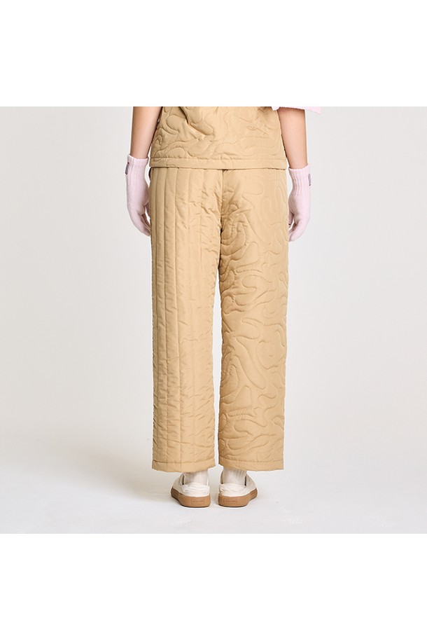 "[WOMEN] 익스플로러 퀼팅 팬츠 - 샌디스트림 HBW0003APZSAS"는 여성용 퀼팅 팬츠입니다. 샌디스트림 베이지 컬러로, 가을과 겨울에 따뜻하게 입을 수 있도록 두꺼운 두께감과 보온성을 갖춘 긴바지입니다. 레귤러핏 디자인에 부드러운 촉감의 폴리에스테르 소재를 사용하여 편안한 착용감을 제공합니다. 밴딩 처리로 활동성을 높였으며, 캐주얼, 미니멀, 클래식 스타일 연출에 용이합니다.
