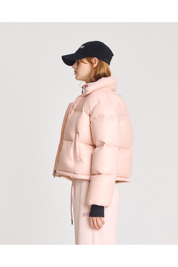 [WOMEN] 플레이 덕다운 재킷 - 핑크 HBW0003ADZPNK는 여성스러운 스타일을 연출하는 핑크 컬러의 덕다운 패딩 재킷입니다. 캐주얼, 스포티 무드를 넘나드는 디자인으로, 겨울철 일상에서 보온성과 방풍 기능을 제공합니다. 오버핏, 긴 소매 기장, 후드, 포켓 디테일이 특징이며, 부드러운 나일론 소재로 제작되어 편안한 착용감을 선사합니다. 집업 스타일로 간편하게 착용 가능하며, 두꺼운 두께감으로 따뜻하게 몸을 감싸줍니다.