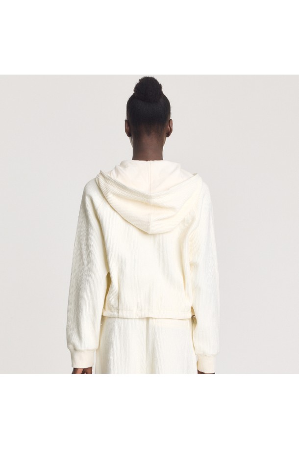 [WOMEN] 스트라이프 인터로크 재킷 - 아이보리 HBW0001AUZIVO는 여성용 아우터, 자켓입니다. 아이보리 색상의 스트라이프 패턴으로 디자인되어 캐주얼하고 스포티한 스타일을 연출합니다. 간절기에 활용하기 좋은 긴 소매 기장의 레귤러핏 트레이닝 재킷으로, 산책룩이나 여행룩에 편안하게 매치할 수 있습니다. 집업 스타일로 간편하게 착용 가능하며, 봄, 가을에 적합합니다.
