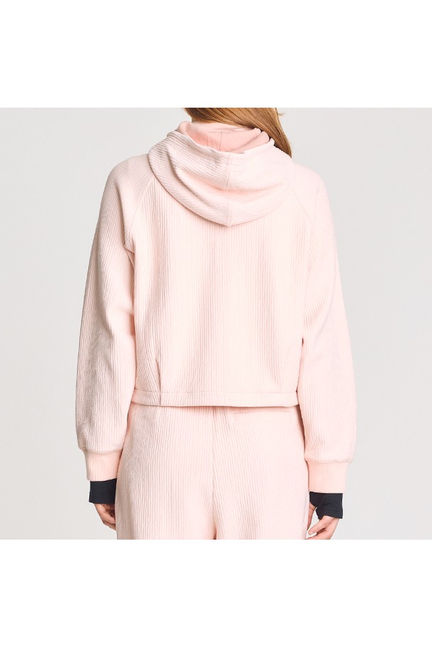 [WOMEN] 스트라이프 인터로크 재킷 - 핑크 HBW0001AUZPNK는 여성스러운 스타일을 연출하는 트레이닝 재킷입니다. 핑크 컬러와 스트라이프 패턴이 스포티하면서도 캐주얼한 분위기를 자아냅니다. 부드러운 촉감의 인터로크 소재로 제작되어 봄, 가을 간절기에 편안하게 착용할 수 있습니다. 레귤러핏에 집업 스타일로 활동성을 높였으며, 긴 소매 기장으로 다양한 스타일링에 활용하기 좋습니다. 일상 또는 스포츠 활동 시, 스타일리시하게 연출해보세요.
