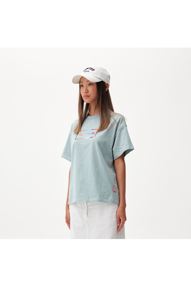 [UNISEX] 임브로이더리 1856 캡 - 아이보리 HAU0003CHZIVO는 캐주얼, 미니멀, 클래식 스타일을 즐기는 유니섹스를 위한 캡모자입니다. 부드러운 면 소재로 제작되었으며, 봄, 여름, 가을 계절에 착용하기 좋습니다. 아이보리 컬러에 로고 및 자수 패턴이 돋보이며, 얇은 두께감으로 편안한 착용감을 선사합니다. 모자 깊이는 17.5cm, 챙 넓이는 7.5cm이며, FREE 사이즈(58-62cm)로 사이즈 조절이 가능하여 동네 마실룩, 산책룩에 적합합니다.
