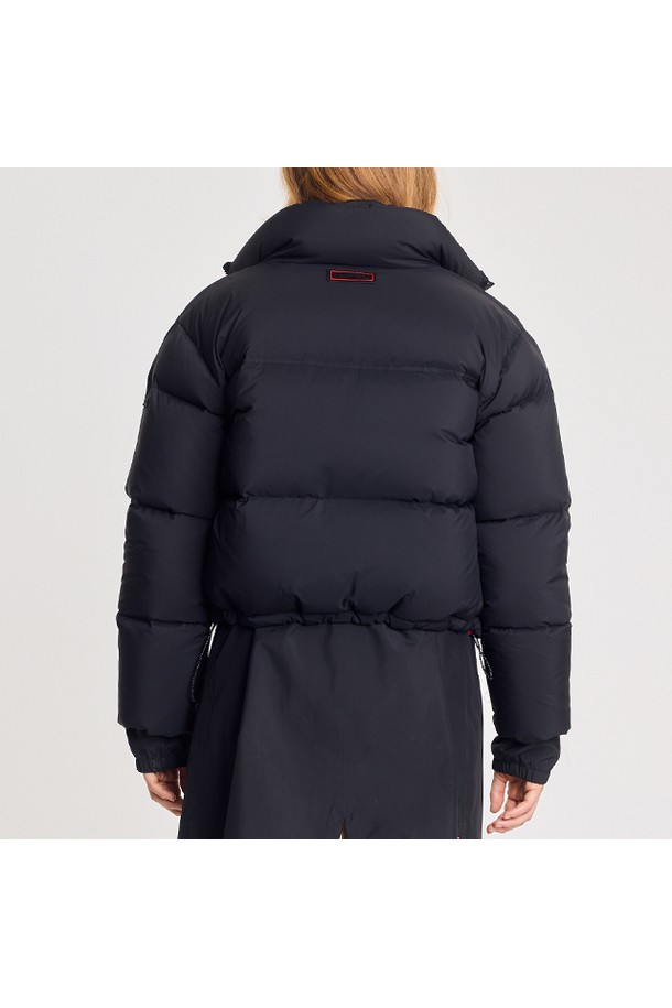 [WOMEN] 플레이 덕다운 재킷(블랙 HBW0003ADZBLK)은 겨울철 추위를 효과적으로 막아줄 덕다운 충전재를 사용한 여성용 패딩 재킷입니다. 캐주얼, 스포티, 미니멀 스타일을 추구하는 분들께 적합하며, 부드러운 촉감의 나일론 소재로 제작되었습니다. 레귤러핏과 긴 소매 기장, 집업 여밈 방식으로 편안한 착용감을 제공합니다. 무지 디자인에 블랙 컬러로 어떤 옷에도 쉽게 매치할 수 있어 일상에서 활용도가 높습니다. 두꺼운 두께감으로 뛰어난 보온성과 가벼운 경량성을 동시에 갖춘 실용적인 아우터입니다.
