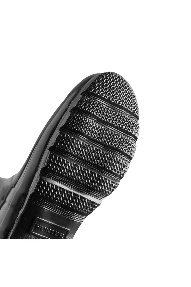 [WOMEN] 오리지날 글로스 숏 레인부츠 - 블랙 WFS1000RGLBLK는 여성용 레인부츠입니다. 라운드 앞코와 플랫 굽으로 편안함을 강조했으며, 무지 디자인의 글로시한 블랙 컬러가 특징입니다. 봄, 여름, 가을 계절에 착용 가능하며, 일상 생활과 우천 시 모두 활용할 수 있습니다. 방수 기능을 갖춘 숏 기장의 레인부츠로, 캐주얼 및 미니멀 스타일 연출에 적합합니다. 고무 소재로 제작되어 튼튼하며, 오픈형 디자인으로 신고 벗기 용이합니다.
