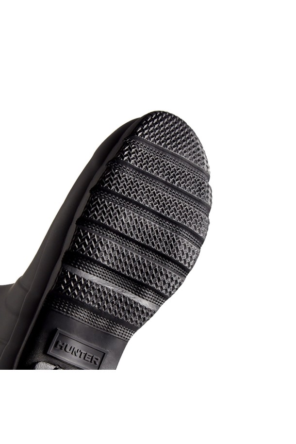 [WOMEN] 오리지날 숏 레인부츠 - 블랙 WFS1000RMABLK는 여성용 레인부츠입니다. 블랙 컬러의 고무 소재로 제작되었으며, 라운드 앞코에 플랫 굽으로 편안함을 더했습니다. 숏 기장으로 활동성을 높였으며, 버클형 신발 여밈 디테일이 돋보입니다. 우천 시는 물론, 여행룩, 미니멀, 캐주얼, 클래식 스타일에도 잘 어울리는 아이템입니다.
