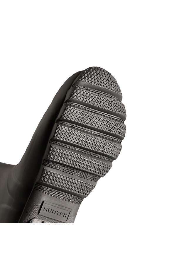 [WOMEN] 오리지널 백 어드저스터블 숏 레인부츠 - 블랙 WFS1013RMABLK는 방수 기능과 사이즈 조절이 가능한 여성 레인부츠입니다. 봄, 여름, 가을 계절에 적합하며, 여행룩과 휴가룩에 매치하기 좋습니다. 라운드 앞코와 플랫 굽 디자인으로 캐주얼, 미니멀, 클래식 스타일을 연출할 수 있습니다. 무지 패턴의 블랙 컬러 고무 소재로 제작되어 일상생활에서 폭넓게 활용 가능합니다. 오픈형 디자인과 숏 탑라인으로 편안하게 착용할 수 있습니다.
