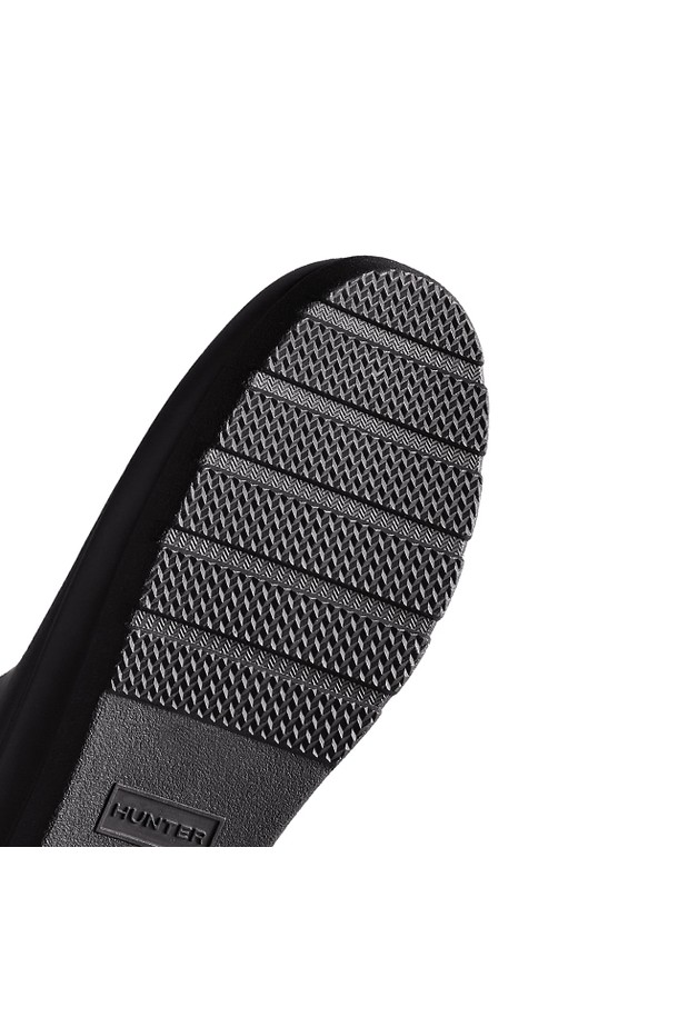 [WOMEN] 오리지날 리파인드 숏 레인부츠 - 블랙 WFS2200RMABLK는 여성 고객을 위한 신발입니다. 봄, 여름, 가을 계절에 적합하며, 우천 시나 일상생활에서 캐주얼하고 미니멀한 스타일로 착용하기 좋습니다. 라운드 토우 디자인에 플랫 굽으로 편안함을 더했으며, 무지 패턴의 블랙 컬러로 어떤 옷에도 쉽게 매치할 수 있습니다. 고무 소재로 제작되어 방수 및 생활 방수 기능을 제공합니다. 숏 탑라인으로 활동성을 높인 레인부츠입니다.
