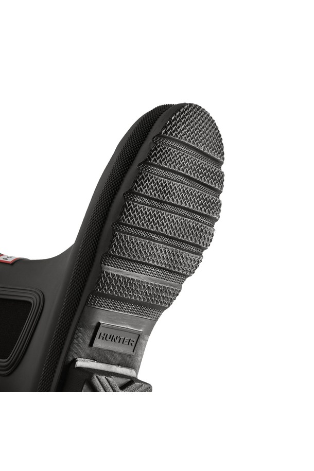 [WOMEN] 오리지날 첼시 컬러 백프린트 레인부츠 - 블랙 WFS2354RMABLK는 여성용 레인부츠입니다. 라운드 앞코와 슬립온 디자인으로 편안하게 착용할 수 있으며, 첼시부츠 스타일의 탑라인이 특징입니다. 고무 소재로 제작되어 방수 기능을 갖추어 일상생활 및 우천 시에 적합합니다. 블랙 컬러로 캐주얼, 미니멀, 클래식 스타일의 의상에 두루 잘 어울립니다. 봄, 여름, 가을, 겨울 사계절 모두 활용 가능한 실용적인 아이템입니다.
