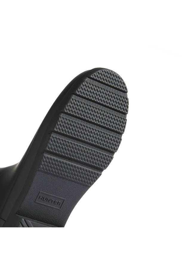 [WOMEN] 리파인드 아일렛 버클 숏 레인부츠 - 블랙 WFS2299RMABLK는 여성용 레인부츠입니다. 라운드 앞코에 플랫 로우힐 디자인으로, 캐주얼 및 미니멀 스타일 연출에 적합합니다. 블랙 컬러의 무지 디자인이며, 고무와 합성고무 소재로 제작되어 잦은 비에도 끄떡없는 방수 기능을 제공합니다. 버클 디테일과 아일렛 장식이 특징이며, 숏 기장으로 활동성을 높였습니다. 봄, 여름, 가을 계절에 활용하기 좋은 아이템입니다.
