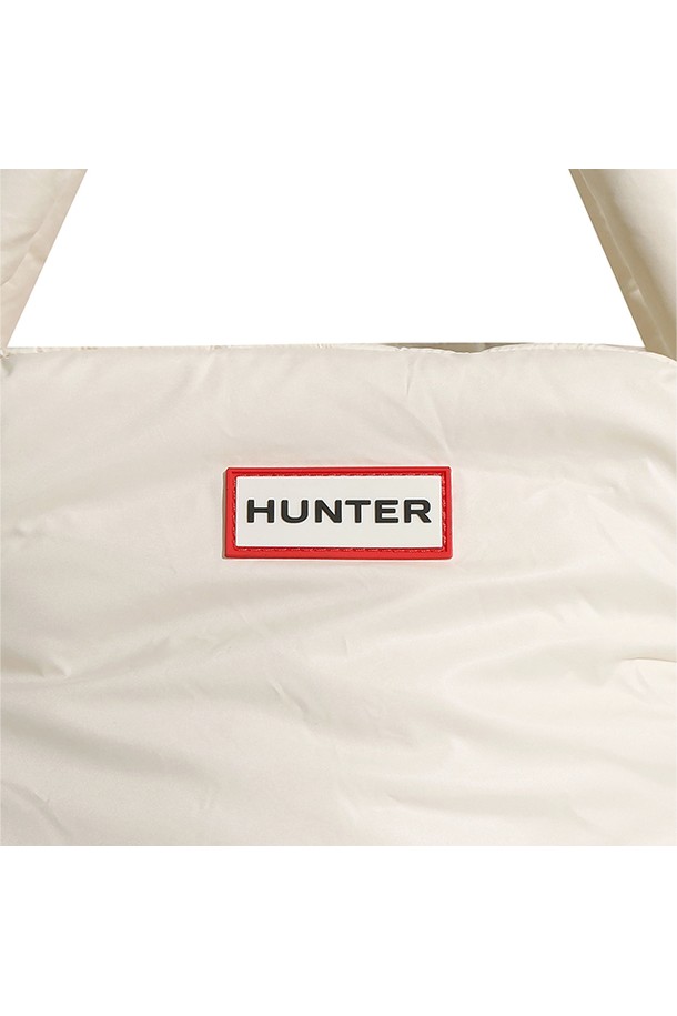 **[UNISEX] 인트레피드 푸퍼 라지 토트백 - 화이트윌로우 UBS2240CPEWHW**는 미니멀, 클래식, 캐주얼 스타일을 즐기는 유니섹스를 위한 라지 사이즈 토트백입니다. 여행룩, 휴가룩, 출근룩 등 다양한 TPO에 활용 가능하며, 퀄팅 디자인과 푸퍼 소재가 특징입니다. 넉넉한 수납 공간과 사각 형태의 디자인으로 실용성을 더했으며, 지퍼형 잠금 방식으로 소지품을 안전하게 보관할 수 있습니다. 깨끗하고 시원한 화이트 컬러의 무지 디자인으로 어떤 스타일에도 잘 어울립니다.
