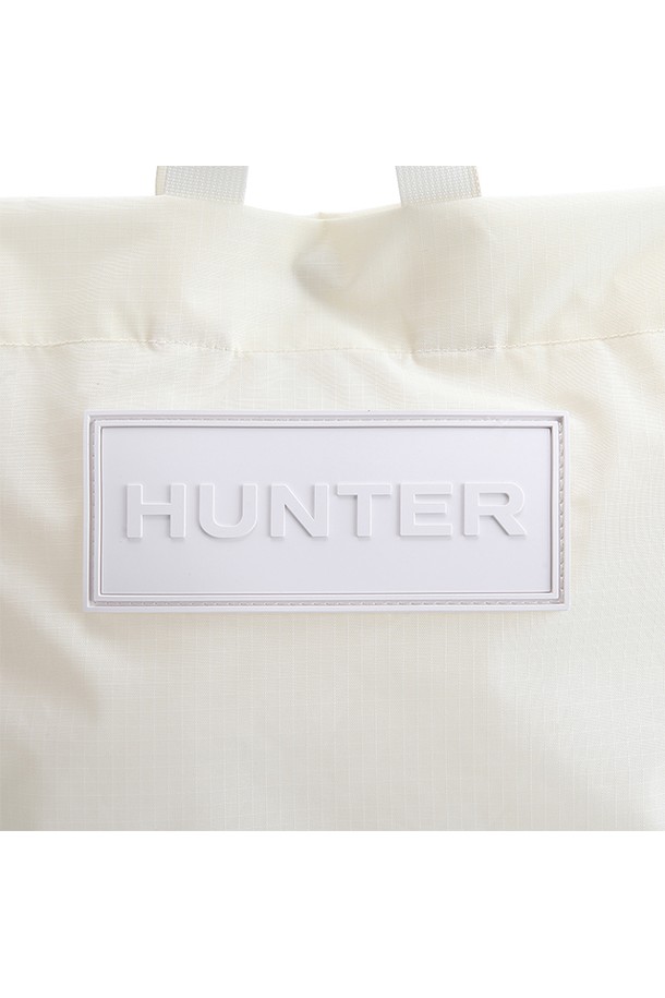 [UNISEX] 트래블 립스탑 토트백 - 셰이디드화이트 UBS1517NRSSWH는 미니멀, 캐주얼, 클래식 스타일을 추구하는 유니섹스를 위한 여행용 토트백입니다. 립스탑 소재를 사용하여 내구성을 높였으며, 사각 형태와 지퍼형 잠금 방식으로 실용성을 더했습니다. 무지 패턴의 화이트 컬러는 어떤 스타일에도 잘 어울리며, 여행룩에 완벽하게 매치됩니다. 넉넉한 수납공간으로 여행 시 짐을 효과적으로 정리할 수 있는 트래블백입니다. 일상에서도 가볍게 사용하기 좋은 미디엄 사이즈 토트백입니다.
