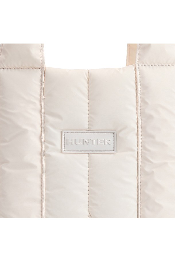 [UNISEX] 인트레피드 푸퍼 미니 토트백 - 화이트윌로우 UBS1167KBMWHW는 미니멀한 디자인과 캐주얼 스타일을 갖춘 유니섹스 토트백입니다. 퀄팅 디자인과 사각 형태로 제작되었으며, 오픈형 잠금 방식을 채택하여 편리하게 사용할 수 있습니다. 가볍고 폭신한 푸퍼 디자인이 특징이며, 폴리에스테르 소재로 제작되어 내구성이 뛰어납니다. 데일리 백으로 활용하기 좋은 실용적인 아이템입니다. 화이트 컬러로 다양한 스타일에 매치하기 용이합니다.
