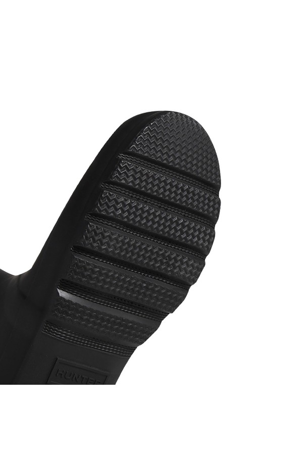 [WOMEN] 오리지날 헌터 도트 프린트 백스트랩 톨 레인부츠 - 블랙 WFT4437RMABLK는 비 오는 날과 일상에서 모두 활용하기 좋은 여성 레인부츠입니다. 블랙 컬러에 라운드 앞코 디자인으로, 캐주얼, 미니멀, 클래식 스타일을 연출하기 좋습니다. 굽 높이는 3cm 로우힐이며, 방수 기능과 재활용 소재를 사용하여 실용성을 높였습니다. 폴리에스터 안감과 고무, 폴리에스테르 소재로 제작되었으며, 도트 패턴과 백스트랩 디테일이 돋보입니다. 봄, 여름, 가을 계절에 동네 마실룩이나 산책룩으로 편안하게 착용할 수 있습니다.
