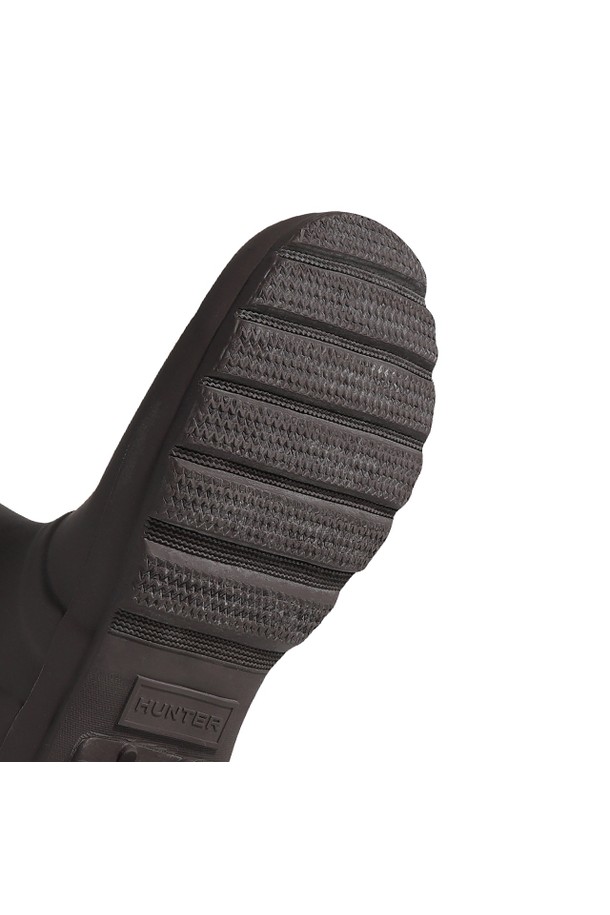 [WOMEN] 오리지날 버클 톨 레인부츠 - 쉽 WFT2290RMASEP은 여성용 레인부츠입니다. 브라운 컬러의 라운드 앞코 디자인으로, 캐주얼, 미니멀, 클래식 스타일을 연출하기 좋습니다. 고무 소재로 제작되어 방수 및 생활 방수 기능을 제공하며, 봄, 여름, 가을 계절에 착용하기 적합합니다. 버클 디테일이 돋보이며, 플랫 굽으로 편안한 착용감을 선사합니다. 
