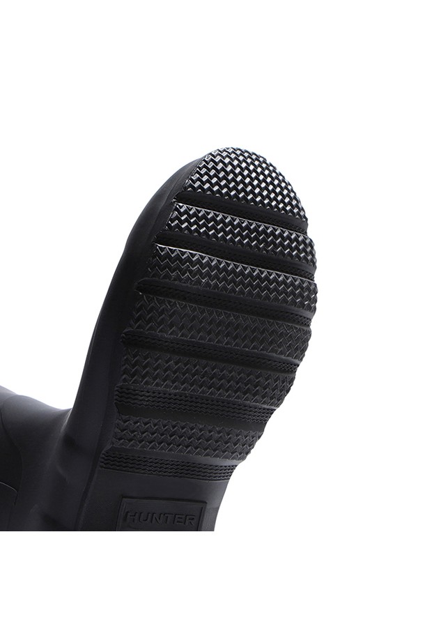 [WOMEN] 오리지날 버클 톨 레인부츠 - 블랙 WFT2290RMABLK는 방수 기능과 내구성을 갖춘 여성용 톨 레인부츠입니다. 라운드 앞코 디자인에 블랙 컬러, 무지 패턴으로 미니멀, 클래식, 캐주얼 스타일을 연출하기 좋습니다. FSC 인증 천연고무와 폴리에스테르 소재를 사용하여 제작되었으며, 25mm 로우힐 굽에 버클 디테일이 특징입니다. 봄, 여름, 가을, 겨울 사계절 모두 착용 가능하며, 겨울철 데일리룩에도 잘 어울립니다. 핸드메이드 제작으로 1년 품질 보증과 14일 이내 디지털 워런티를 제공합니다.
