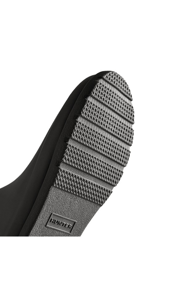 [WOMEN] 리파인드 컬러 백프린트 톨 레인부츠 - 블랙 WFT2354RMABLK는 여성 고객을 위한 클래식하고 미니멀한 디자인의 레인부츠입니다. 천연고무 소재로 제작되어 방수 기능과 내구성이 뛰어나며, 봄, 여름, 가을, 겨울 사계절 모두 착용할 수 있습니다. FSC 인증 소재를 사용하고 수작업 가황처리 공법과 핸드메이드 제작으로 완성도를 높였습니다. 디지털 품질보증서가 제공되며, 슬림한 발볼 라인으로 세련된 핏을 연출합니다. 여행룩과 산책룩에 잘 어울리는 활용도 높은 아이템입니다.
