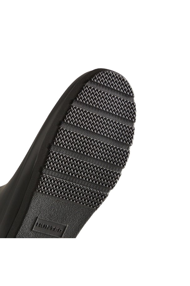 [WOMEN] 오리지날 리파인드 톨 레인부츠 - 블랙 WFT2200RMABLK는 비 오는 날과 아웃도어 활동에 적합한 여성용 레인부츠입니다. 라운드 앞코와 31mm 로우힐 굽으로 편안함을 강조했으며, 무지 디자인의 블랙 컬러는 클래식, 미니멀, 캐주얼 스타일 모두 소화 가능합니다. 핸드메이드 제작, 3D 패턴 커팅, 벌커나이징 공법을 통해 내구성을 높였으며, 폴리에스테르 안감과 천연고무 및 고무 소재를 사용하여 방수 기능을 갖췄습니다. 여행룩, 캠핑룩 등 다양한 TPO에 활용할 수 있는 롱부츠 스타일의 슬림 발볼 레인부츠입니다.
