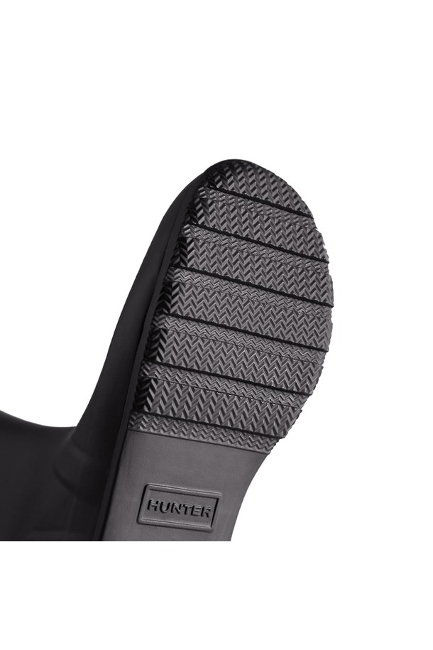 [WOMEN] 오리지날 투어 톨 레인부츠 - 블랙 WFT2210RMABLK는 비/우천 시와 아웃도어 활동에 적합한 여성 레인부츠입니다. 라운드 앞코 디자인에 3cm 로우힐 굽으로 편안함을 더했으며, 블랙 컬러의 무지 디자인으로 어떤 스타일에도 잘 어울립니다. 고무와 폴리에스테르 소재, 폴리에스테르 안감으로 제작되어 튼튼하고 쾌적한 착용감을 제공합니다. 경량, 방수 기능에 더스트백이 포함되어 있으며, 유연한 착용감으로 여행룩, 캐주얼, 미니멀, 클래식 스타일 연출에 용이합니다. 오픈형 디자인과 롱부츠 탑라인으로 세련된 핏을 완성합니다.
