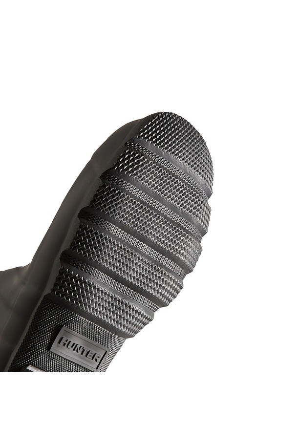 [MEN] 오리지날 숏 레인부츠 - 블랙 MFS9000RMABLK는 남성용 레인부츠입니다. 봄, 여름, 가을 계절에 착용하기 좋으며, 우천 시는 물론 일상생활에서도 활용할 수 있습니다. 블랙 색상의 무지 디자인으로, 라운드 앞코에 플랫 굽을 적용하여 편안한 착용감을 제공합니다. 고무와 폴리우레탄 소재로 제작되었으며, 방수 및 생활 방수 기능으로 궂은 날씨에도 끄떡없습니다. 여행룩, 휴가룩, 캐주얼, 미니멀, 클래식 스타일을 즐겨 입는 남성에게 추천합니다.
