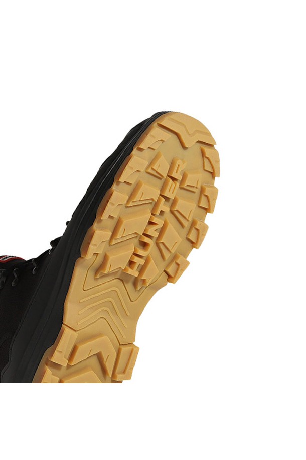 [MEN] 익스플로러 데저트 앵클 부츠 - 블랙 MFS3110CNVBUU는 남성용 앵클 부츠입니다. 라운드 앞코와 레이스업 디자인으로, 캐주얼, 미니멀, 워크웨어 스타일을 연출하기 좋습니다. 가을, 겨울에 적합하며, 일상 및 하이킹 용도로 활용할 수 있습니다. 캔버스, 고무 소재에 플랫 굽과 앵클 탑라인으로 편안한 착용감을 제공하며, 데저트 부츠 스타일과 무지 패턴이 특징입니다. 출근룩과 여행룩에 매치하여 세련된 스타일을 완성해 보세요.
