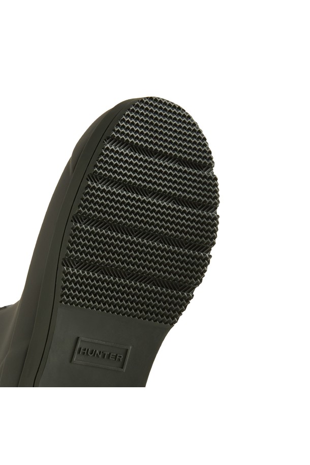 남성분들을 위한 [MEN] 플레이 네오프렌 첼시 레인부츠 - 아틱모스 MFS9022RMAATM 제품입니다. 일상, 출근룩에 모두 잘 어울리는 미니멀, 캐주얼, 클래식 스타일의 첼시 부츠입니다. 라운드 토우 디자인에 블랙 컬러의 무지 패턴으로 어디에나 매치하기 용이합니다. 봄, 가을, 장마철에 적합하며, 네오프렌과 고무 소재로 제작되어 방수 및 생활방수 기능을 제공합니다. 슬립온 방식으로 편안하게 신고 벗을 수 있으며, 앵클 탑라인과 플랫 굽으로 안정적인 착용감을 선사합니다.
