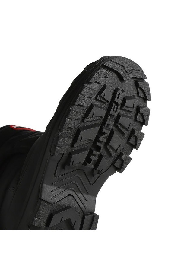 [UNISEX] 인트레피드 버클 숏 스노우부츠 - 블랙 WFS2000NYRBLK는 유니섹스 디자인의 겨울용 방한 부츠입니다. 라운드 앞코에 나일론 소재를 사용하여 내구성을 높였으며, 숏 기장으로 활동성을 더했습니다. 플랫 굽에 패딩 안감과 버클 여밈 디테일로 보온성을 강화하여 눈/비 오는 날씨에도 쾌적하게 착용 가능합니다. 여행, 휴가, 캠핑 등 다양한 TPO에 캐주얼, 고프코어, 미니멀 스타일로 연출하기 좋습니다. 블랙 컬러의 무지 디자인으로 어떤 의상에도 쉽게 매치할 수 있습니다.
