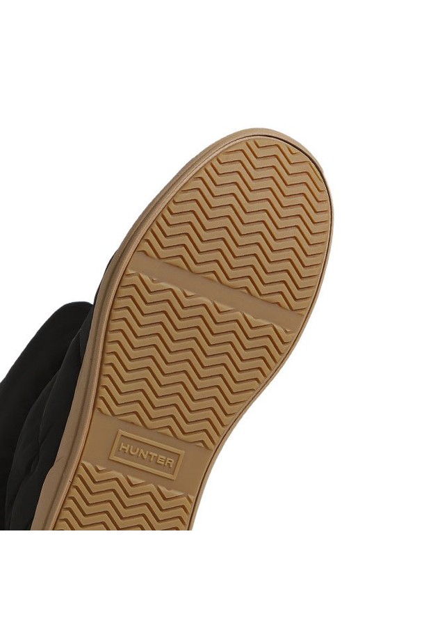 [MEN] 인앤아웃 패딩 부티 - 블랙 MFF4001WWUBUU는 남성용 부티로, 겨울철 일상룩과 출근룩, 여행룩에 적합합니다. 라운드 앞코에 블랙 컬러, 무지 패턴의 디자인으로 미니멀, 클래식, 캐주얼 스타일을 연출하기 좋습니다. 합성가죽 소재에 패딩 안감으로 보온성을 높였으며, 슬립온 스타일로 편안하게 착용 가능합니다. 굽 높이는 낮으며 앵클 탑라인과 플랫 굽 타입의 패딩 부츠입니다.
