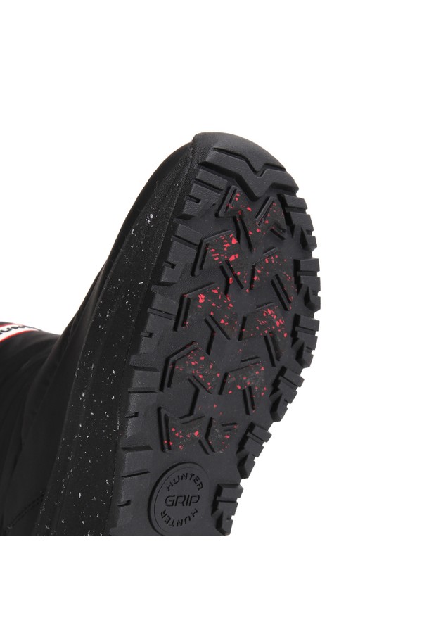 [UNISEX] 헌터 그립 숏 스노우부츠 - 블랙 UFS7100NYLBLK는 유니섹스 디자인으로, 겨울철 스노우스포츠와 일상생활에서 모두 활용 가능한 부츠입니다. 블랙 컬러의 라운드 앞코, 플랫 굽, 숏 탑라인 디자인으로 어떤 스타일에도 잘 어울립니다. 방수 기능과 보온성을 갖춘 나일론 소재에 기모 안감을 적용하여 추운 날씨에도 따뜻하고 편안하게 착용할 수 있습니다. 슬립온 형태로 간편하게 신고 벗을 수 있으며, 뛰어난 그립감으로 활동성을 높였습니다. 여행룩, 캠핑룩 등 다양한 TPO에 캐주얼, 미니멀, 고프코어 스타일을 더하여 개성 있는 겨울 패션을 완성해 보세요.

