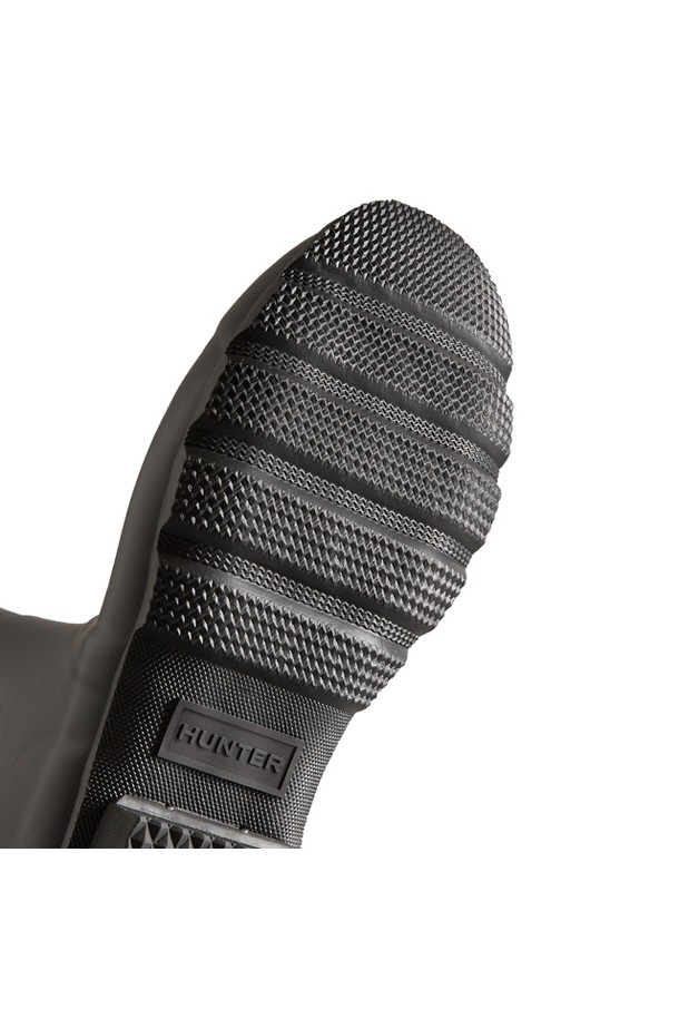 [MEN] 오리지널 톨 레인부츠 - 블랙 MFT9000RMABLK는 남성용 레인부츠입니다. 봄, 여름, 가을, 겨울 사계절 모두 착용 가능하며, 캐주얼 및 미니멀 스타일의 의상에 잘 어울립니다. 블랙 컬러의 무지 디자인으로, 라운드 앞코와 미드컷 탑라인이 특징입니다. 고무와 PVC 소재로 제작되어 방수 기능을 제공하며, 미끄럼 방지 밑창으로 안전성을 높였습니다. 굽 높이는 낮으며 플랫 타입으로 편안한 착용감을 선사합니다.
