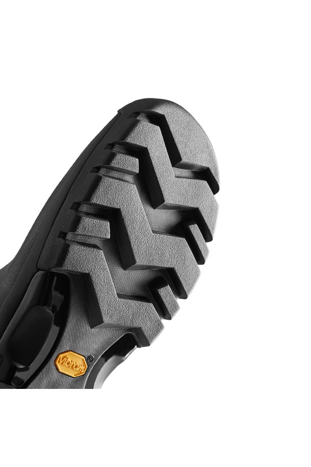 [MEN] 오리지날 발모랄 사이드 어드저스터블 톨 레인부츠 - 블랙 MFT9136RNPBLK는 남성용 레인부츠입니다. 블랙 컬러의 라운드 앞코 디자인으로, 일상생활과 우천 시 모두 착용하기 적합합니다. FSC 인증 천연 고무를 사용하여 수작업으로 가황 처리되었으며, 전통적인 부츠 구조와 3D 패턴 커팅, 알루미늄 라스트 몰딩, 핸드 피니시드 디테일이 특징입니다. 옆면의 조절 가능한 디자인(사이드 어드저스터블)과 톨 탑라인이 돋보이며, 레귤러 및 와이드 발볼 옵션으로 편안함을 더했습니다. 겨울 데일리룩에 클래식, 미니멀, 캐주얼 스타일을 완성해 보세요.
