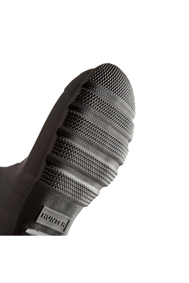 [MEN] 오리지널 컬러 백프린트 톨 레인부츠 - 블랙 MFT9353RMABLK는 비 오는 날씨와 아웃도어 활동에 적합한 남성용 레인부츠입니다. FSC 인증 천연고무를 사용하여 제작되었으며, 방수 기능과 생활 방수가 가능하여 우수한 내구성을 자랑합니다. 라운드 앞코 디자인에 플랫 굽으로 편안한 착용감을 제공하며, 미니멀, 캐주얼, 고프코어 스타일을 연출할 수 있습니다. 블랙 컬러의 무지 디자인으로 어떤 스타일에도 쉽게 매치할 수 있으며, 여행룩이나 캠핑룩에 포인트를 더할 수 있습니다. 핸드메이드 벌커나이징 공법으로 제작되어 높은 퀄리티를 보장합니다.
