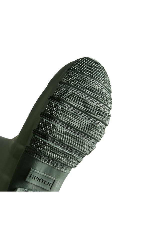 [WOMEN] 오리지날 숏 레인부츠 - 헌터그린 WFS1000RMAHGR는 여성용 레인부츠입니다. 헌터그린 색상의 라운드 앞코 디자인으로, 봄, 여름, 가을 계절에 캐주얼 및 미니멀 스타일로 착용하기 좋습니다. 고무 소재로 제작되어 방수 및 생활 방수 기능을 제공하며, 굽 높이는 로우힐, 굽 타입은 플랫입니다. 오픈형 디자인의 숏 탑라인 레인부츠로, 비 오는 날에도 스타일리시하게 연출할 수 있습니다.
