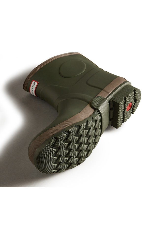 남성용 가드너부츠 - 다크올리브/클레이 MFS9002RMADOC은 일상과 아웃도어 활동에 적합한 부츠입니다. 라운드 앞코에 플랫 굽, 무지 패턴으로 클래식, 미니멀, 워크웨어 스타일을 연출합니다. 봄, 가을, 겨울 계절에 착용 가능하며, 핸드메이드, 3D 패턴 컷팅, 알루미늄 라스트 사용, 전통적 가황 방식, FSC 인증 고무 소재, 내구성이 우수한 특징을 갖습니다. 미드컷 탑라인과 오픈형 신발 여밈으로 편안함을 더했으며 겨울 데일리룩에 활용하기 좋습니다. 다크올리브와 클레이 컬러 배색이 세련된 느낌을 선사합니다.
