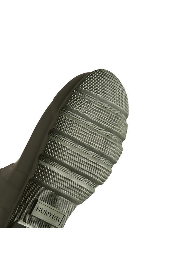 [MEN] 오리지널 숏 레인부츠 - 다크올리브 MFS9000RMADOV는 남성용 레인부츠입니다. 봄, 여름, 가을, 겨울 사계절 모두 착용 가능하며, 일상생활과 우천 시 모두 유용합니다. 다크올리브 색상의 무지 디자인으로, 라운드 앞코에 숏 기장으로 제작되었습니다. 고무 소재로 제작되어 방수 및 생활 방수 기능을 제공하며, 플랫 굽으로 편안한 착용감을 선사합니다. 캐주얼 및 미니멀 스타일의 의상에 잘 어울립니다.
