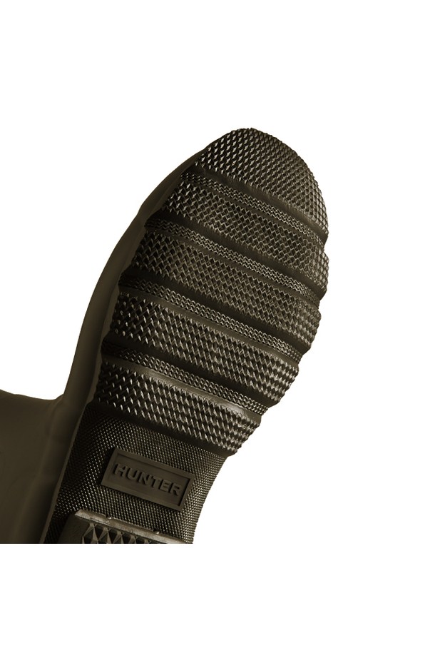 [MEN] 오리지날 톨 레인부츠 - 다크올리브 MFT9000RMADOV는 남성용 레인부츠입니다. 다크올리브 색상의 무지 디자인으로, 캐주얼, 미니멀, 클래식 스타일을 연출하기 좋습니다. 라운드 앞코에 35mm 플랫 굽으로 편안함을 더했으며, 우천 시는 물론 일상에서도 활용 가능한 아이템입니다. 고무와 폴리에스터 소재를 사용하여 방수 및 생활방수 기능을 갖췄으며, 봄, 여름, 가을, 겨울 사계절 모두 착용 가능합니다. 버클형 신발 여밈과 미드컷 탑라인이 특징이며, 산책룩, 여행룩에 매치하여 스타일리시하게 연출할 수 있습니다.
