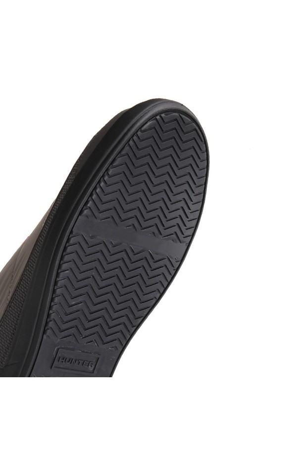 **[MEN] 인앤아웃 푸퍼 니트 커프 부츠 - 브러쉬드니켈 MFS9002RENBNB**는 남성용 부츠입니다. 브러쉬드 니켈 색상의 니트 소재로 제작되어 가을과 겨울에 따뜻하게 착용할 수 있습니다. 라운드 앞코에 슬립온 디자인으로 편안하게 신고 벗을 수 있으며, 니트 커프 탑라인과 푸퍼 스타일이 특징입니다. 로우 굽과 플랫 굽 타입으로 활동성을 높였으며, 안감 또한 니트 소재로 부드러운 착용감을 선사합니다. 미니멀, 캐주얼, 시티보이 스타일의 출근룩, 여행룩에 잘 어울립니다.
