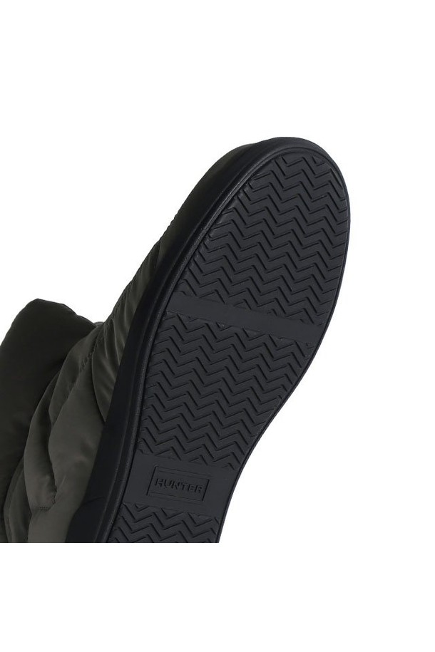 [MEN] 인앤아웃 패딩 부티 - 다크그레이 MFF4001WWUBNB는 겨울철 남성 일상룩을 위한 부티입니다. 라운드 앞코에 슬립온 디자인으로 편안하게 착용 가능하며, 다크그레이 색상의 무지 패턴이 미니멀, 캐주얼, 시크 스타일을 연출합니다. 가볍고 따뜻한 패딩 안감과 나일론 소재를 사용하여 보온성을 높였으며, 출근룩과 산책룩에 모두 잘 어울립니다. 굽 높이는 로우 플랫 타입이며, 앵클 탑라인으로 다리를 더욱 슬림하게 보이게 합니다.
