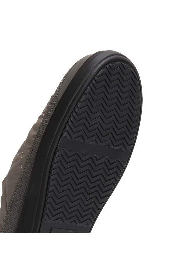 세련된 남성용 슬립온, [MEN] 인앤아웃 슬립온 - 브러쉬드니켈/블랙 MFF9000WWUBNB입니다. 부드러운 합성가죽 소재로 제작되어 편안한 착화감을 선사하며, 라운드 앞코 디자인으로 세련된 핏을 연출합니다. 무지 패턴에 로우컷 탑라인으로 미니멀하고 클래식한 스타일을 완성하며, 출근룩 및 비즈니스 캐주얼에 잘 어울립니다. 사계절 내내 활용 가능한 실용적인 아이템으로, 일상에서 편안하게 즐겨 착용할 수 있습니다.
